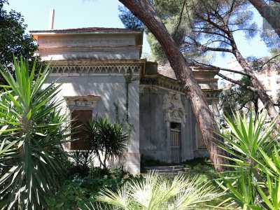 Il villino della ex Ferrero � un �casino", cio� una casa nobile di campagna che si trova vicino i resti dell�ex fabbrica di dolciumi. Sulla destra di un viale incanalato da palme, pini, cipressi e ligustri si presenta come una struttura semplice, con un salone centrale circolare da cui si accede ai 4 vani che lo circondano